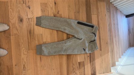 Youth M Nike tech gray sweatpants