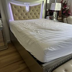 Queen Bed With A Bench Excellent Condition