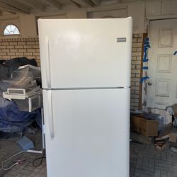 21 CU. FT. WITH ICE MAKER, EXCELLENT RUNNING WHITE FRIDGIDAIRE FRIDGE. RUNS LIKE BRAND NEW ONE . ALL DOOR SEALS ARE GOOD & SEAL PROPERLY. NO ISSUES. H