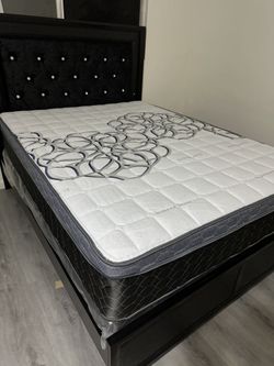 Queen Bed Frame With Led Lights & Mattress.       Camas En Venta 