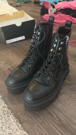 Guess boots
