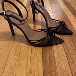 BCBG HEELS SIZE 8