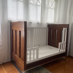 Litto Kids Manhattan Crib and Dresser! Mattress Included.