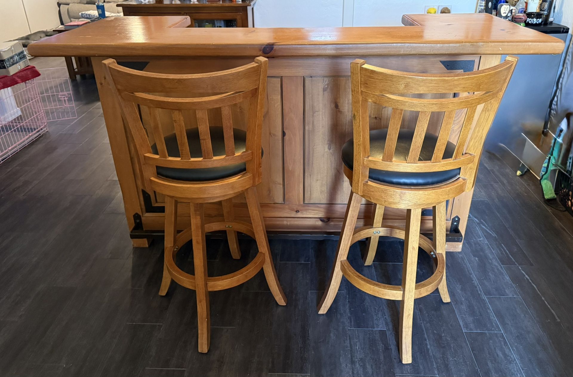 Solid wood bar with 2 padded stools