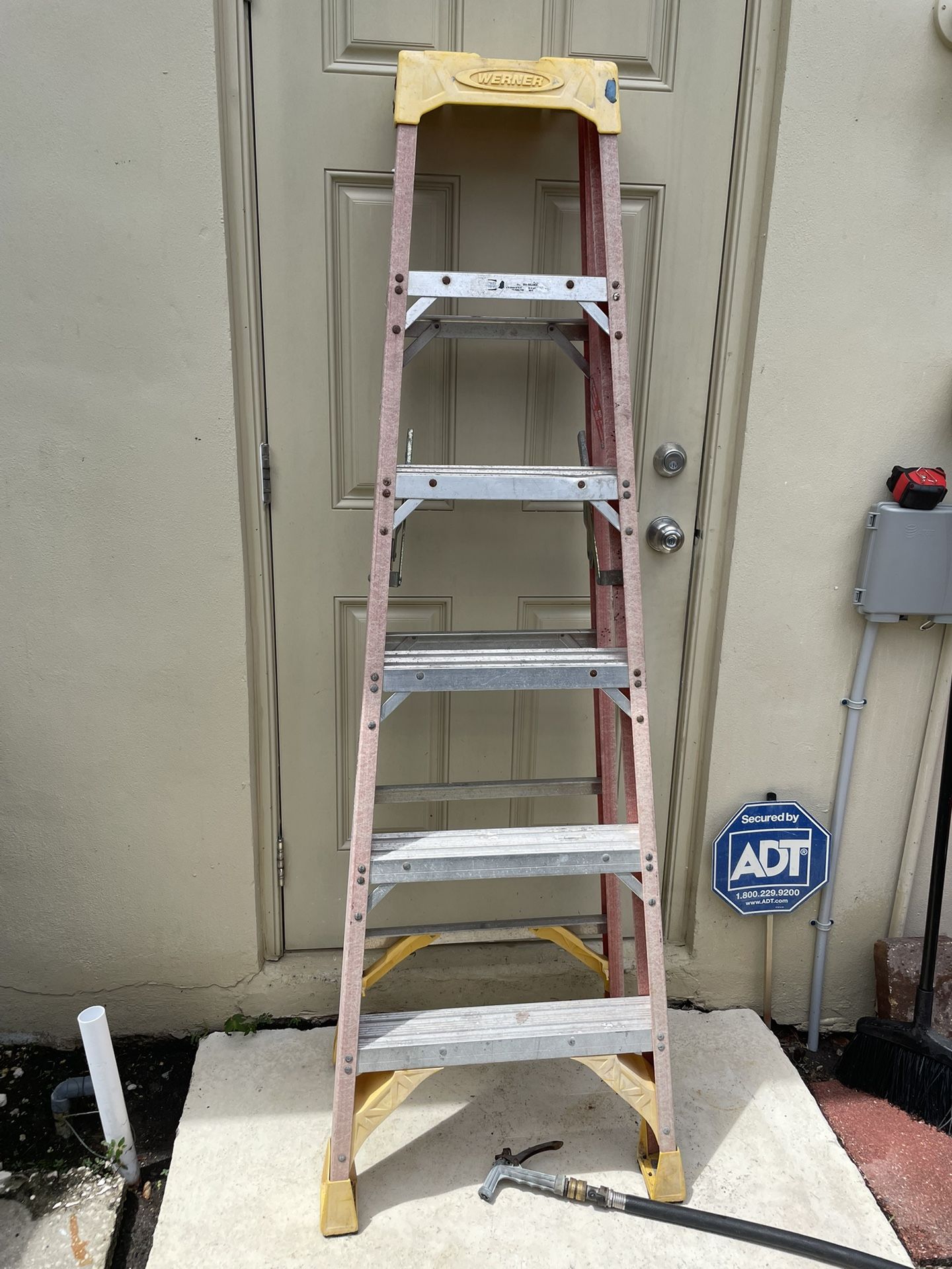 6 foot fiberglass ladder 300 pound capacity good shape
