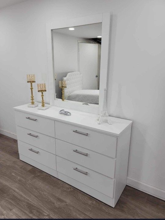 Dresser With Mirror  // Comoda Con Espejo 