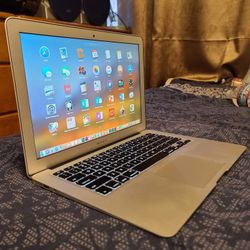 Excelente Laptop Apple Macbook Air De 11 Pulgadas Procesador Intel Core i5 Con Programas
