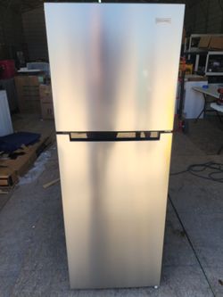 BRAND NEW Never Used Vissani
10.1 cu. ft. Top Freezer Refrigerator in Stainless Steel Garage Ready
