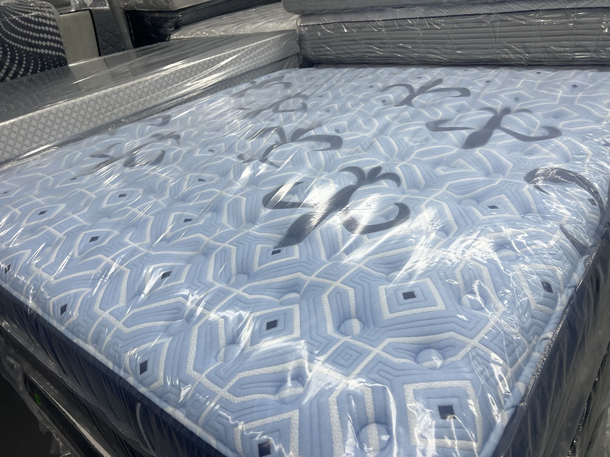 KING SIZE STEARNS & FOSTER ESTATE MATTRESS & BOX SPRINGS BED SET