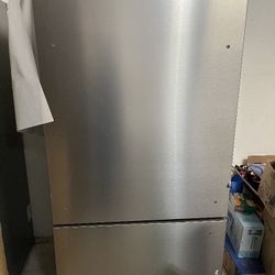 Bottom Mount Refrigerator W/Icemaker