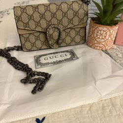 Beautiful luxury Gucci bag, used like new.