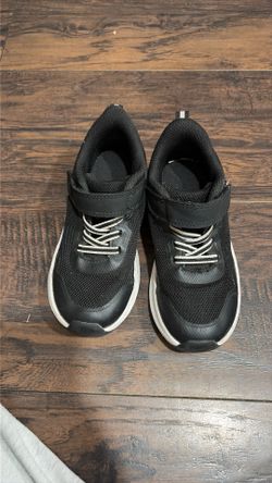 Black children running shoes with strap