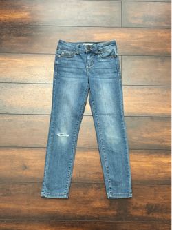 Little Girls Clothes Revery Kids Mid-Rise Medium Wash Jeans With Light Distressing On The Right Knee size 7 Kids