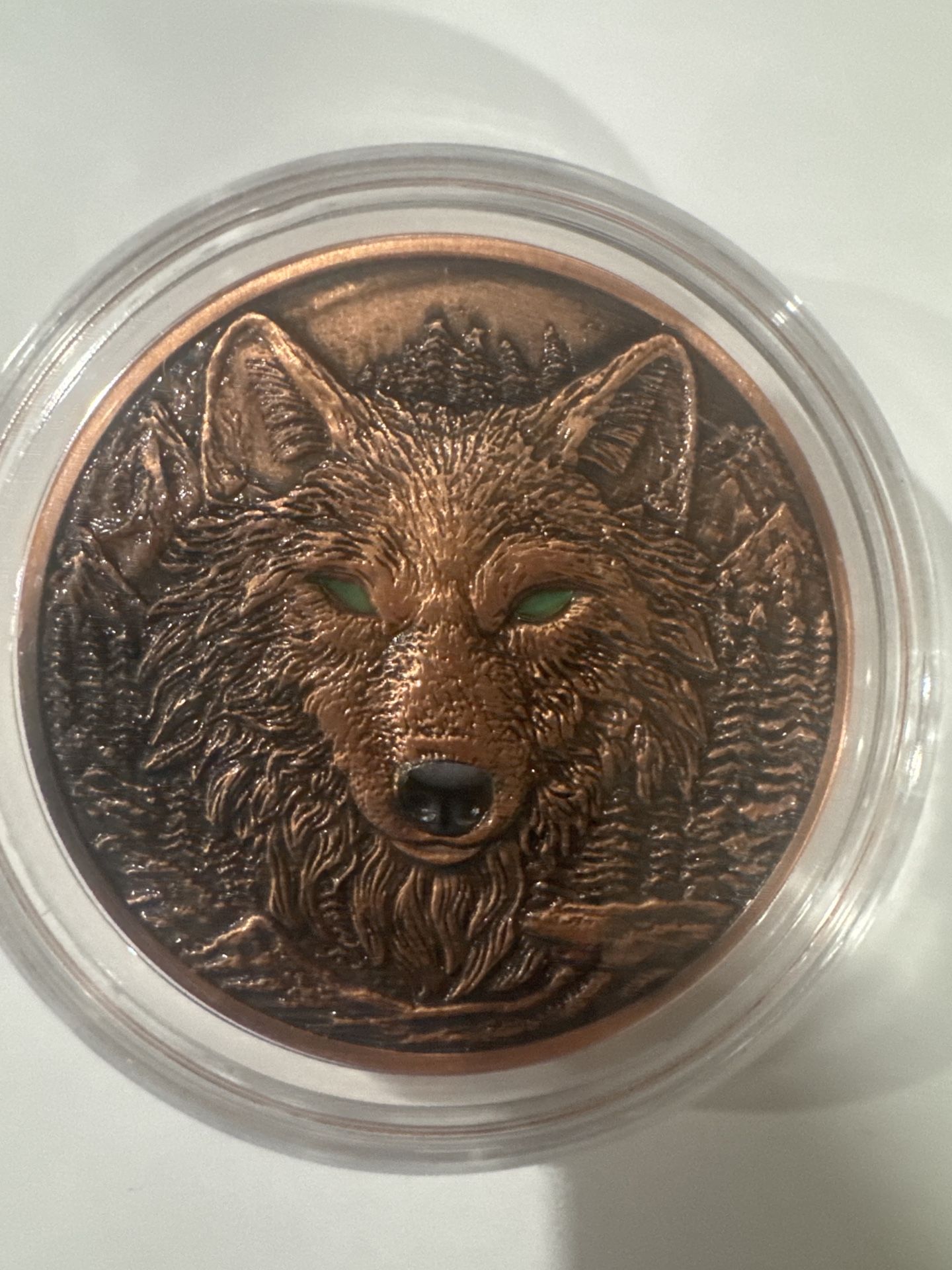 This is a 5 oz .999 fine copper round featuring Glow In Dark wolf Eyes https://offerup.com/redirect/?o=ZGVzaWduLmlu Case 