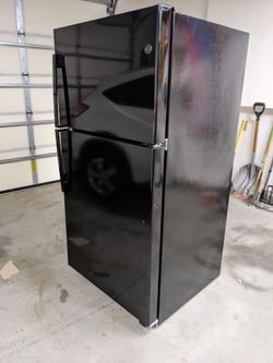 Refrigerator w/Ice Maker - Less than a year old!