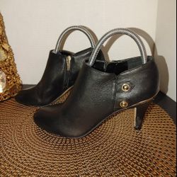 Vince Camuto Vemmey Booties Size 7M
