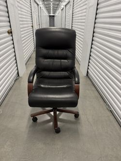 Horizon Collection Executive High Back Chair, Black Leather / mahogany