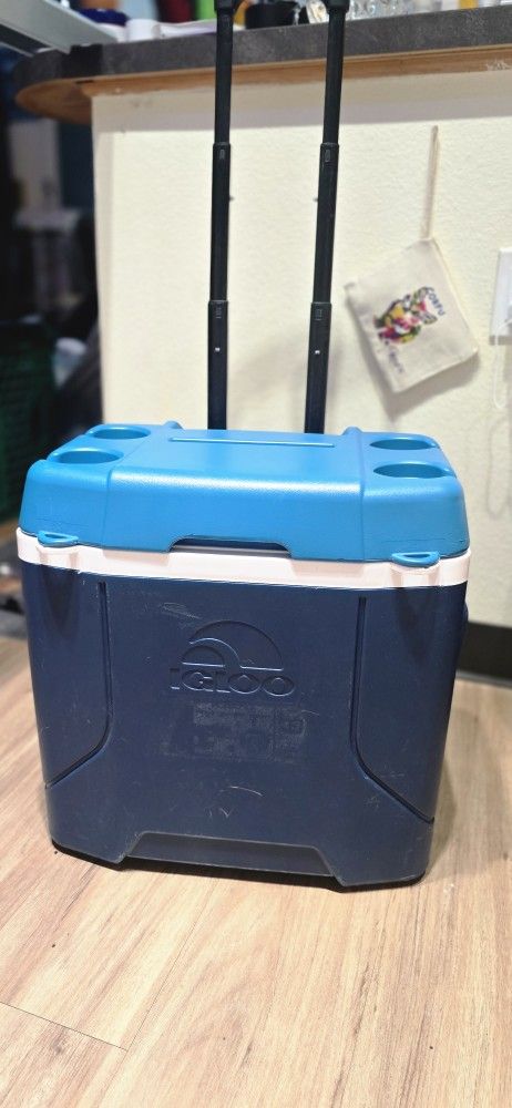 IGLOO 60 Quart Wheeled Cooler 