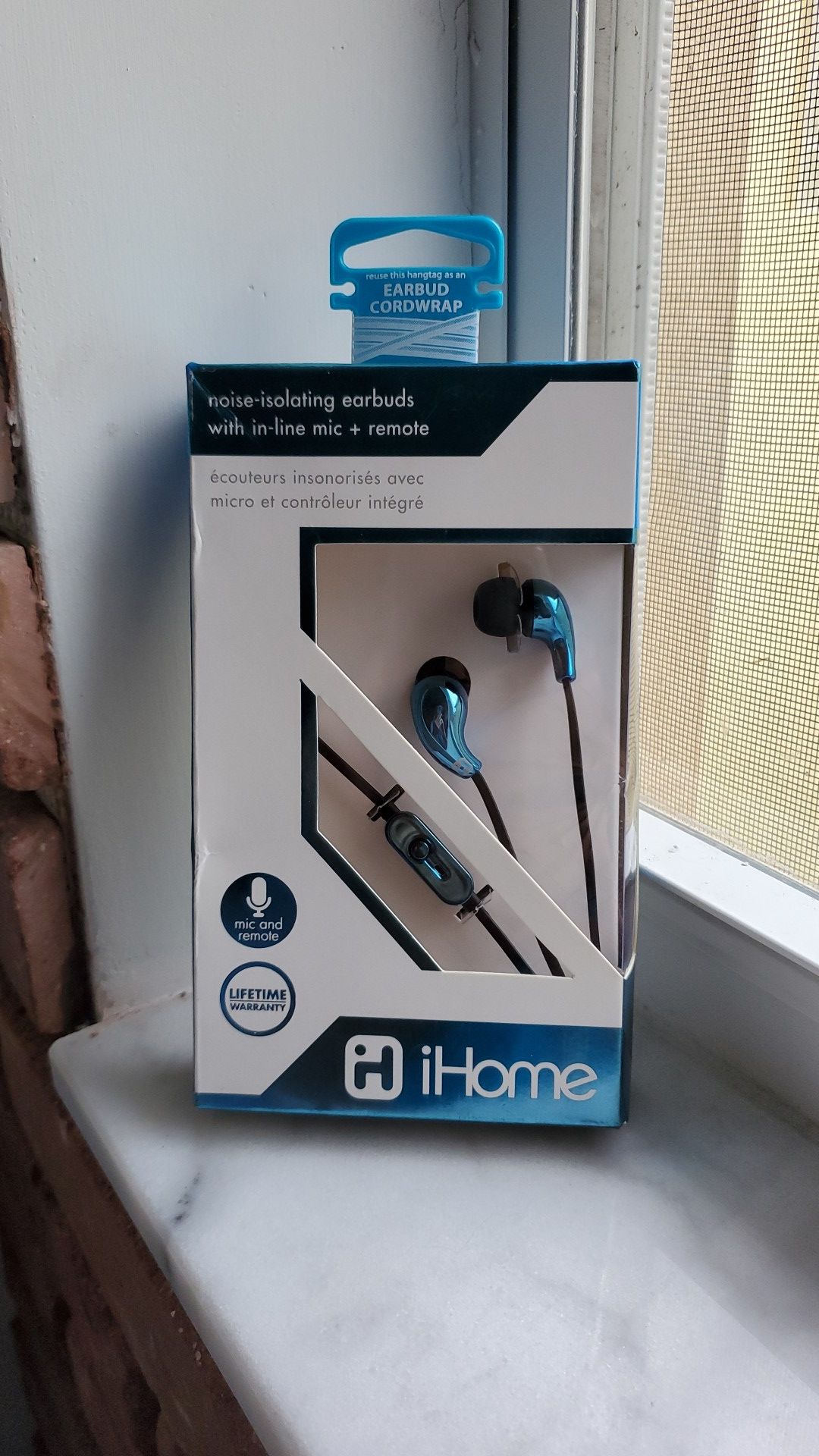 Noise isolating earbuds earphones w/ mic & remote