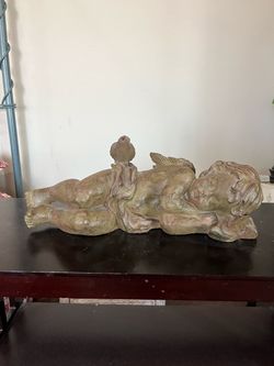 Statue baby angel with bird