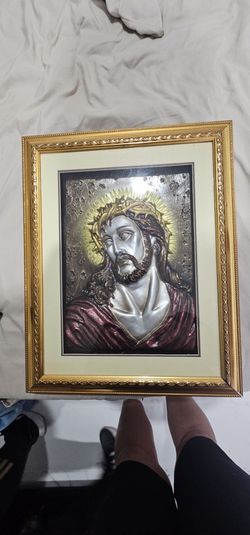This vintage wall plaque features a 3D bas-relief depiction of Jesus Christ wearing a crown of thorns