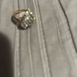 Beautiful 14 karat gold diamond ring