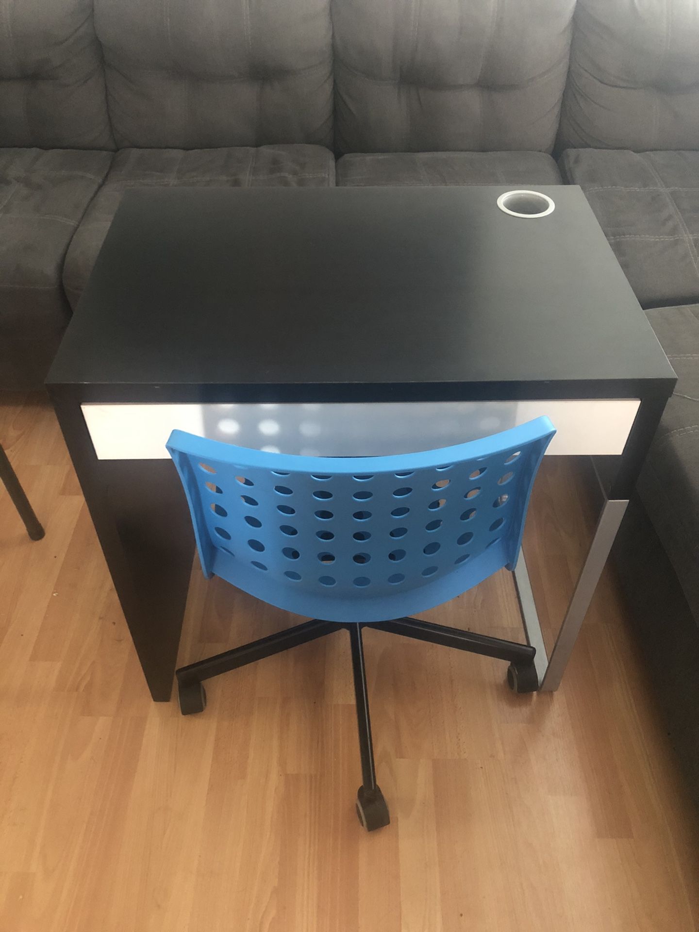 Small desk and chair $100 only selling them together