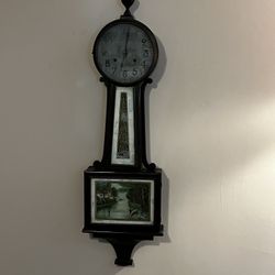 Antique New Haven banjo wall clock early 1900s. 8 day key wind up chimes work. The pendulum will not swing on its own, so it needs a minor servicing. 
