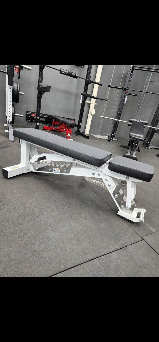 HEAVY DUTY COMMERCIAL GRADE 1000 LBS CAPACITY ADJUSTABLE BENCH THAT CAN INCLINE, FLAT AND MILITARY PRESS WITH WHEELS ( BRAND NEW IN THE BOX )