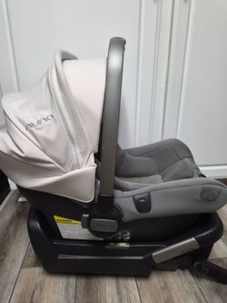 Nuna Pipa RX infant carseat with base
