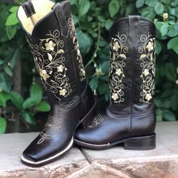 NEW! Women’s Leather Boots!