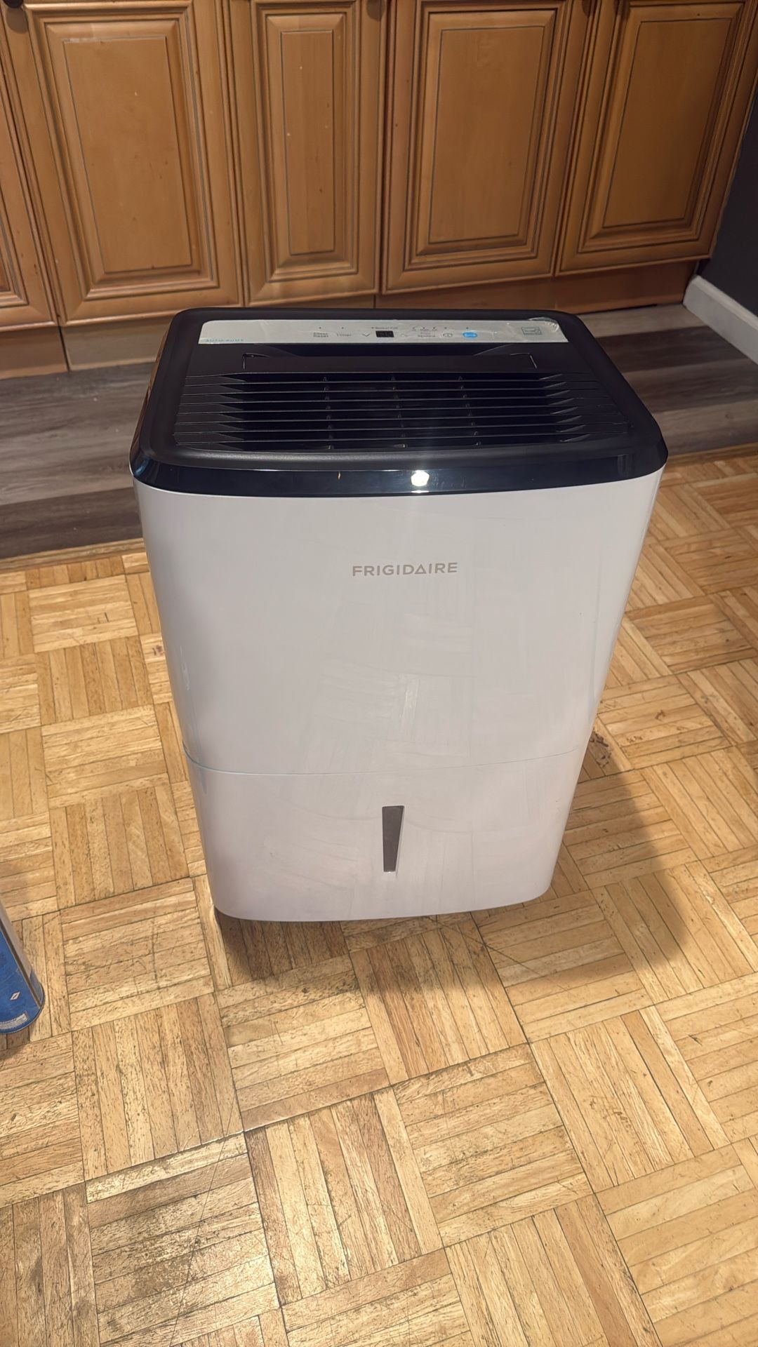 FRIGIDAIRE DEHUMIDIFIER 50 Pint Bucket