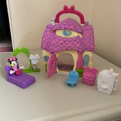 Minnie Mouse Carrying Dollhouse 