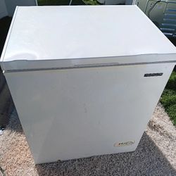 THOMPSON 3 Cu. Ft. Chest Freezer 