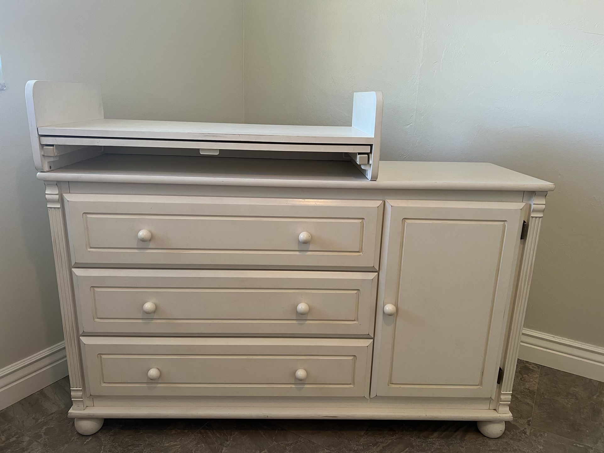 Bellini Changing Table In Soft/Warm Antique White