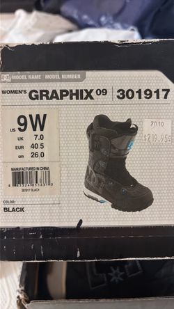 Women’s snowboarding boots