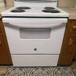 Like-New GE Electric Range (Model JBS160DM3WW) — White — Excellent Condition