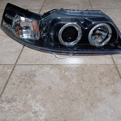 Right Side Headlight for A Mustang Gt 2003