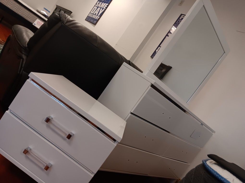 *Fall Sale Event!!!*---Classic Colby Platform Queen/King Bedroom Sets---From $799!!!---Delivery And Financing✌️