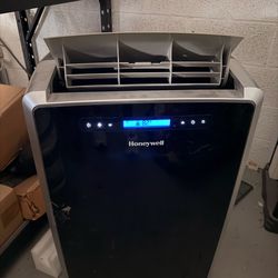 Honeywell MM14CCS Portable Air Conditioner - Cooler - 4102.99 W Cooling Capacity - 700 Sq. ft. Coverage - Dehumidifier - Black, Silver / Aire acondici