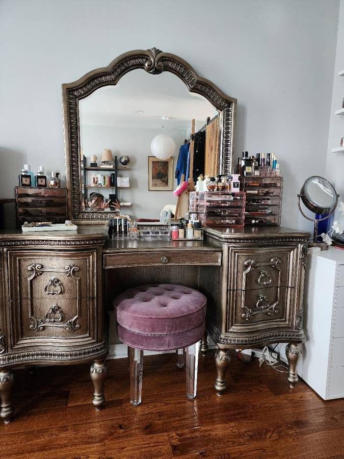 FISHTOWN: Beautiful wood vanity Make up table With Mirror