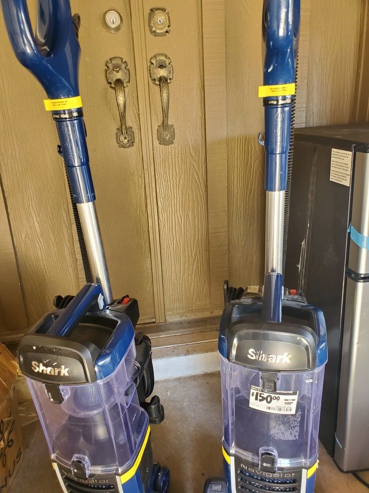 SHARK VACUUM CLEANER LIKE NEW I SHOW THE FILTER IN PHOTOS