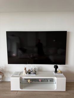Modern High-Gloss White TV Stand / Media Console