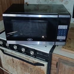 Oster 0.9 -cu Ft 900-watts Countertop MICROWAVE 