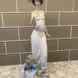 LLADRO #6648 “Flowers In Bloom” Porcelain Figurine