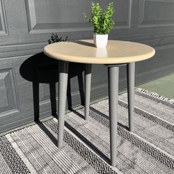 Side End Table In NEW condition 
