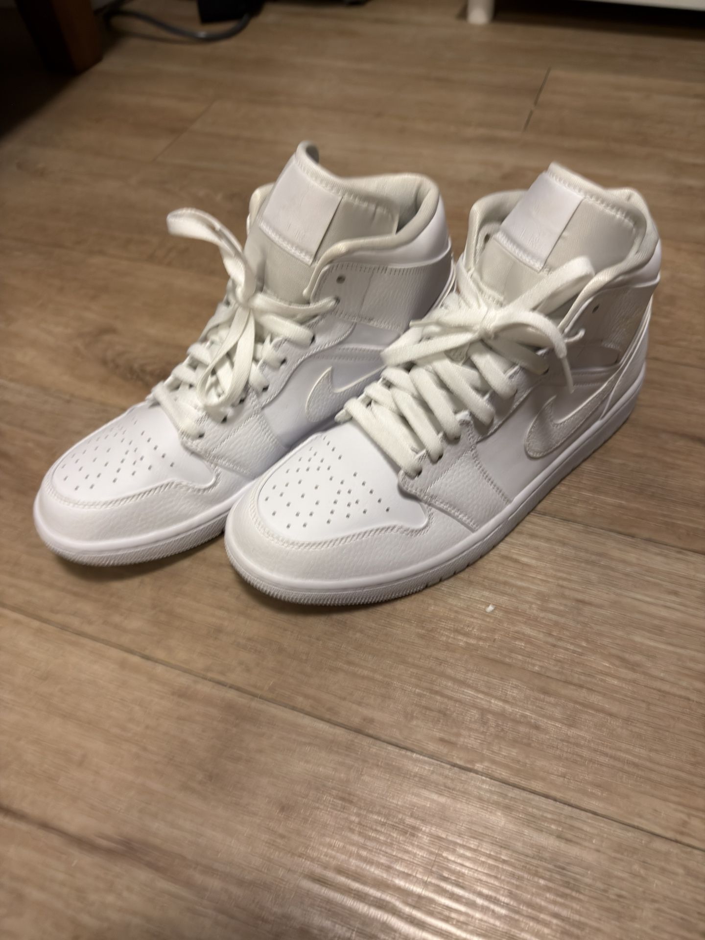 Air Jordan 1 Mid. Size - 9