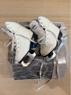 Girl Figure skates 8J