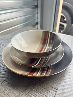Dinnerware Set (Circular)