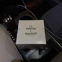 mission to earthphase moonshine gold Swatch Omega